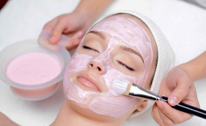 Nerapkeun masker raray rejuvenating kosmetik